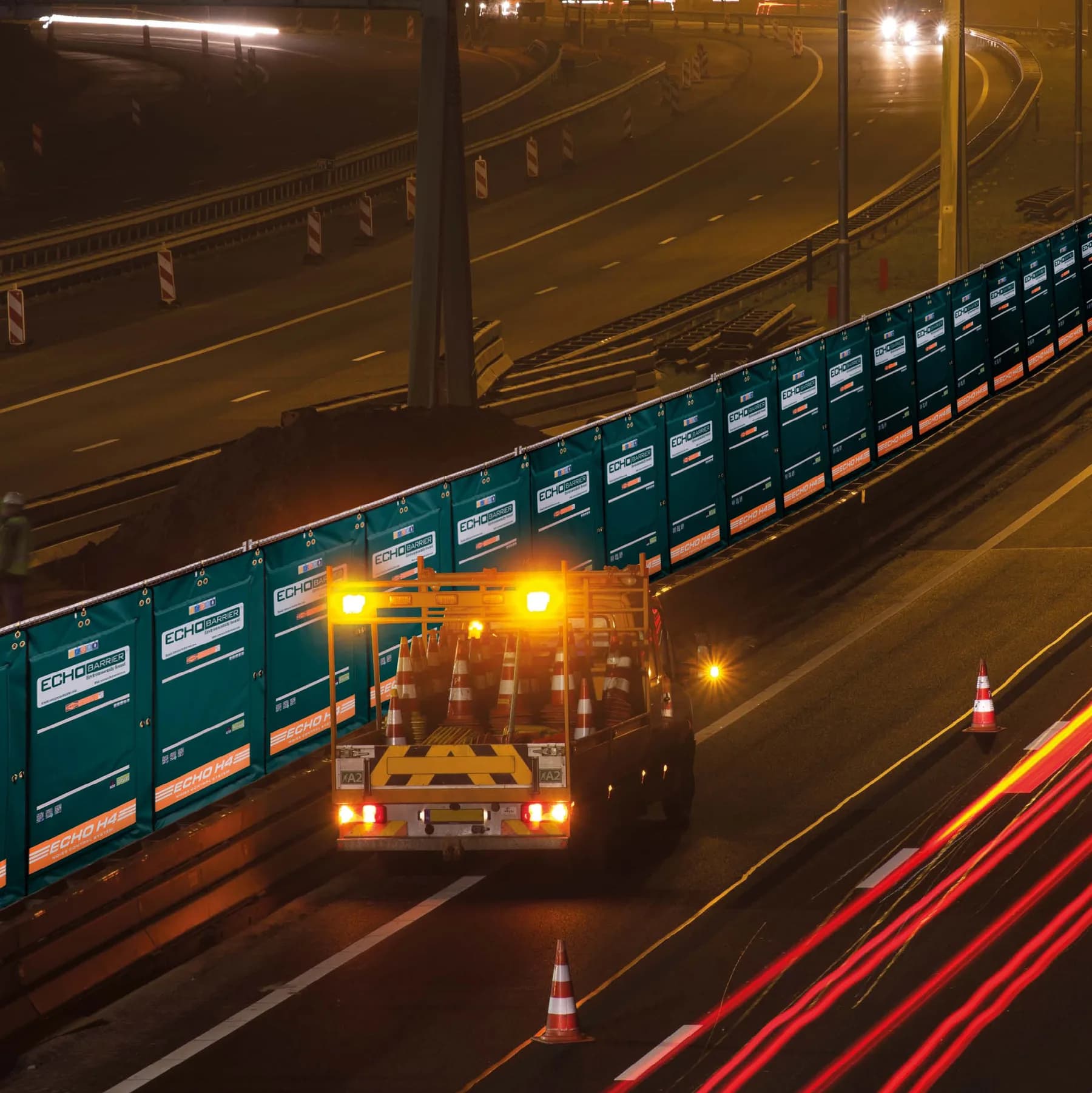 Barrières acoustiques Echo Barrier installées au plus près d’un chantier routier de nuit